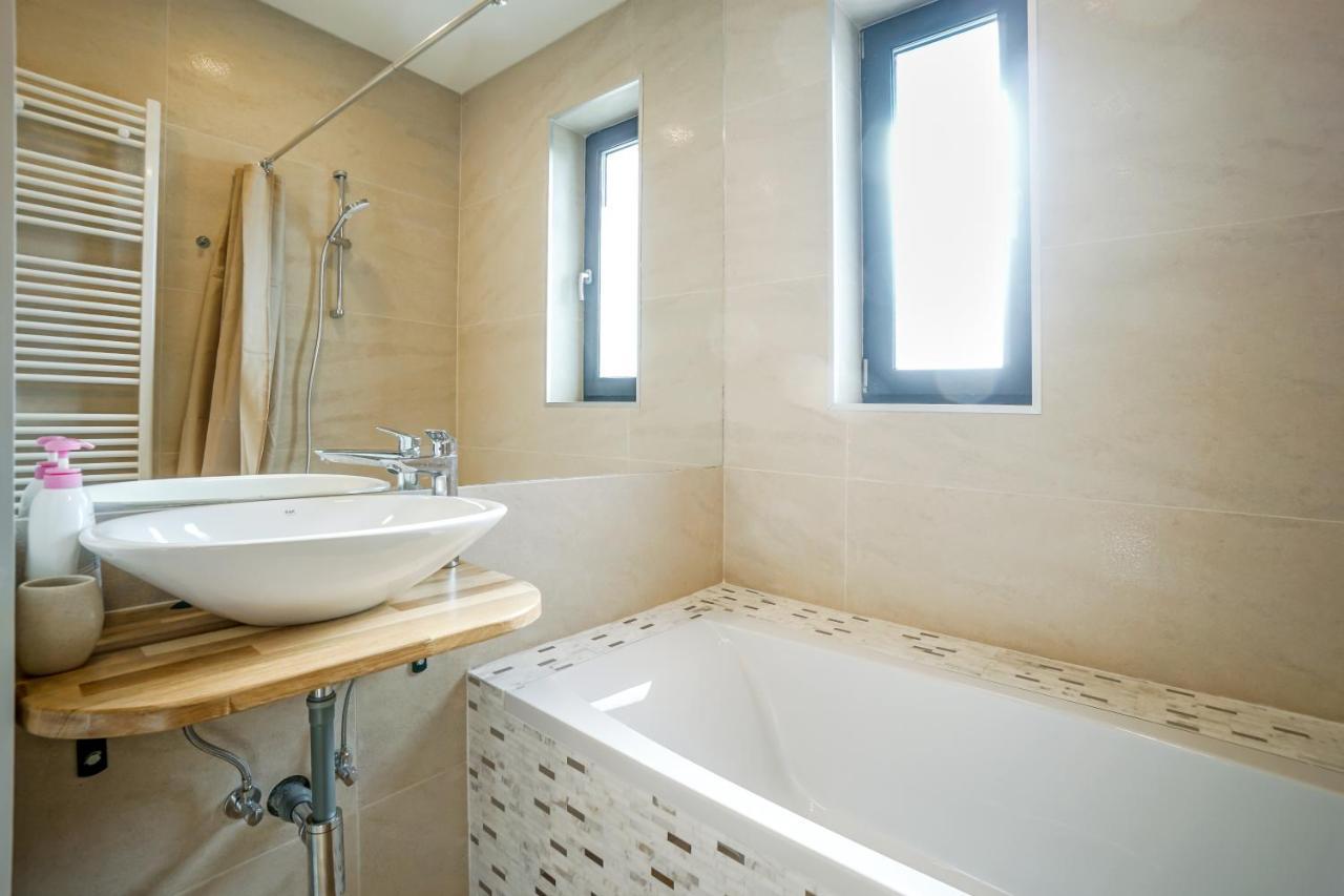 Bright Apartments Moments Away From Herastrau Park, Mall And Metro Bucarest Extérieur photo